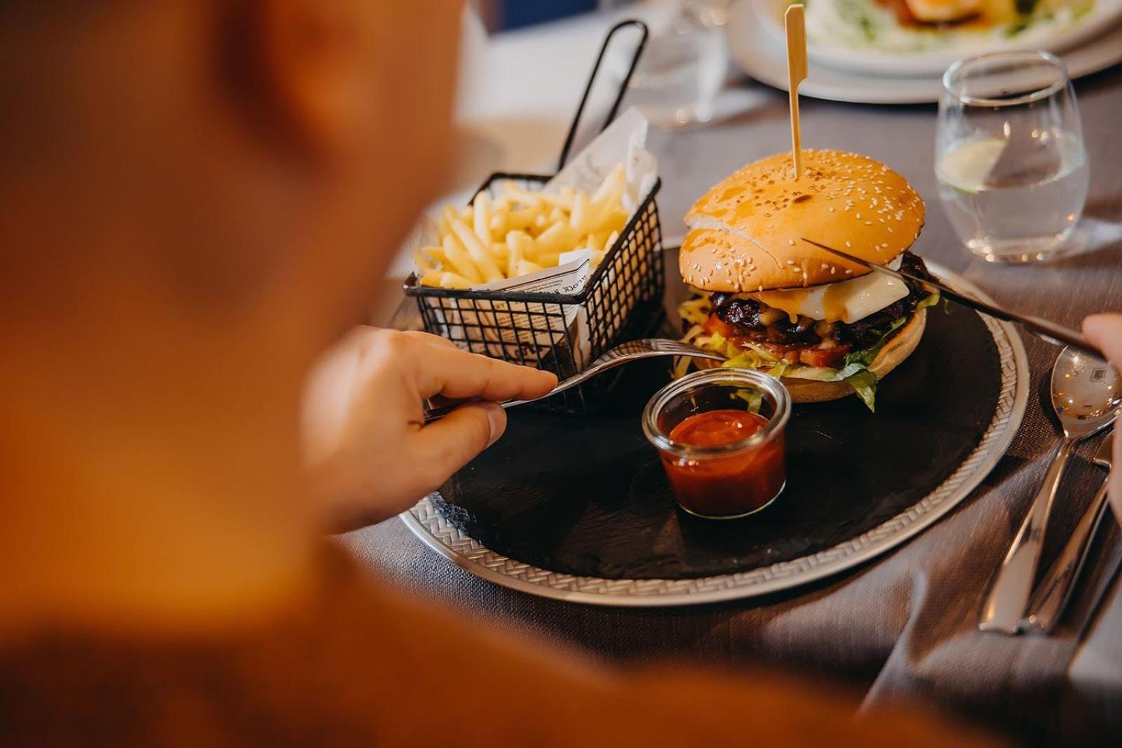 Green Mountain 5* Hotel Karpacz Ngoại thất bức ảnh A hamburger with chips