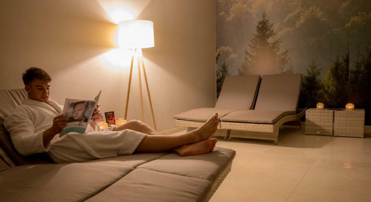 Green Mountain 5* Hotel Karpacz Ngoại thất bức ảnh A woman relaxing in a spa